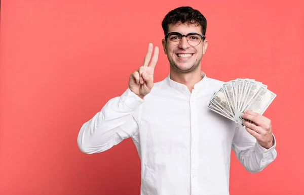 Volwassen Man Glimlachend Vriendelijk Toont Nummer Twee Concept Van Dollarbankbiljetten — Stockfoto