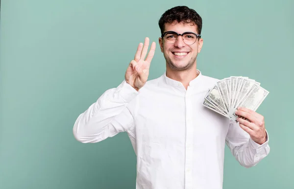 Hombre Adulto Sonriendo Buscando Amigable Mostrando Número Tres Concepto Billetes —  Fotos de Stock