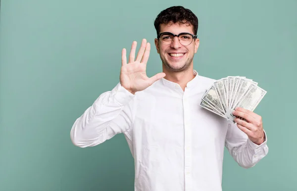 Hombre Adulto Sonriendo Buscando Amigable Mostrando Número Cinco Concepto Billetes —  Fotos de Stock