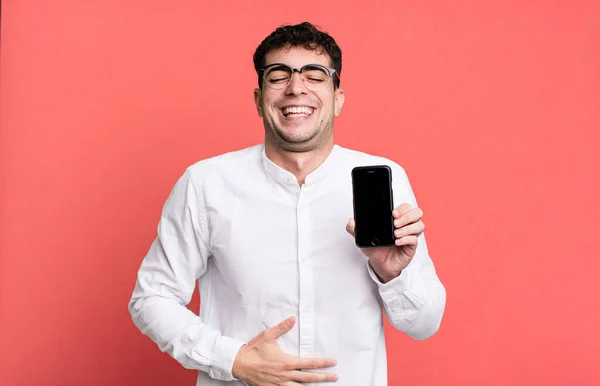 Yetişkin Bir Adam Komik Bir Şakaya Gülüyor Akıllı Telefon Ekranını — Stok fotoğraf