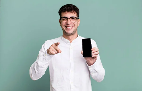 Yetişkin Bir Adam Kamerayı Işaret Ederek Seni Seçiyor Akıllı Telefon — Stok fotoğraf