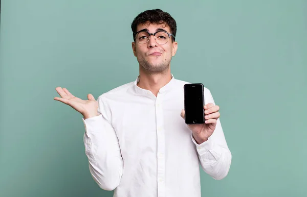 Yetişkin Bir Adam Şaşkın Şaşkın Şüpheci Akıllı Telefon Ekranını Gösteriyor — Stok fotoğraf