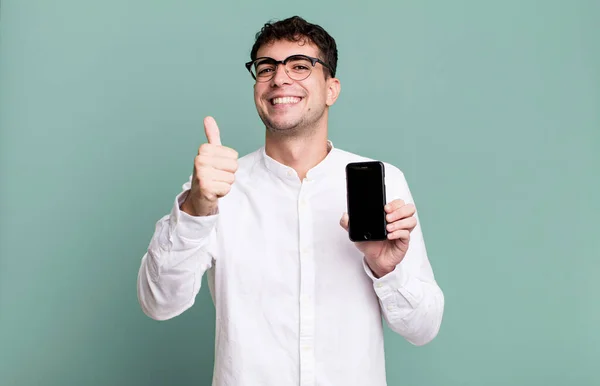 Yetişkin Bir Adam Gururlu Olumlu Gülümsüyor Parmakları Havada Akıllı Telefon — Stok fotoğraf