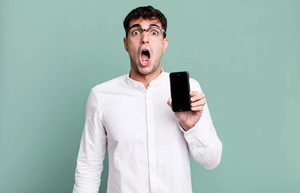 Hombre Adulto Mirando Muy Sorprendido Sorprendido Mostrando Pantalla Teléfono Inteligente —  Fotos de Stock