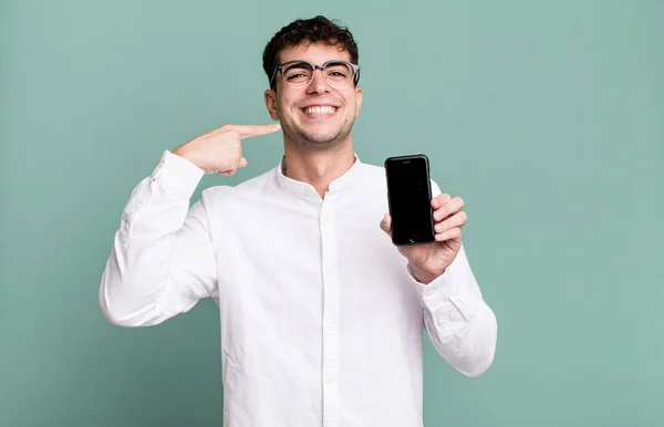 Yetişkin Bir Adam Kendi Gülüşünü Işaret Ederek Akıllı Telefon Ekranını — Stok fotoğraf