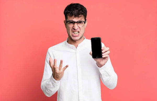 Hombre Adulto Mirando Enojado Molesto Frustrado Mostrando Pantalla Teléfono Inteligente —  Fotos de Stock