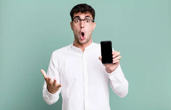 Hombre Adulto Siente Extremadamente Sorprendido Sorprendido Mostrando Pantalla Teléfono Inteligente —  Fotos de Stock