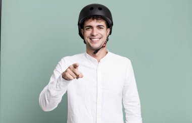 Yetişkin bir adam kamerayı işaret ederek seni seçiyor. şehir motosiklet sürücüsü konsepti