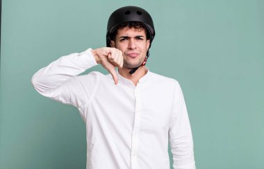 Yetişkin bir adam kızgın, baş parmağını kaldırıyor. şehir motosiklet sürücüsü konsepti