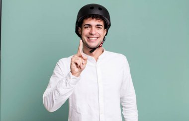 Yetişkin adam gururla gülümsüyor ve kendinden emin bir numara oluyor. şehir motosiklet sürücüsü konsepti