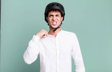 Yetişkin bir adam stresli, endişeli, yorgun ve hayal kırıklığına uğramış hissediyor. şehir motosiklet sürücüsü konsepti