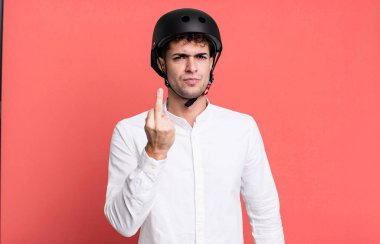 Yetişkin bir adam sinirli, sinirli, asi ve agresif hissediyor. şehir motosiklet sürücüsü konsepti