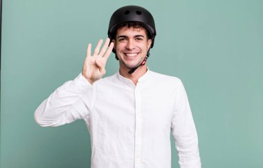 Yetişkin adam gülümsüyor ve arkadaş canlısı görünüyor, dört numarayı gösteriyor. şehir motosiklet sürücüsü konsepti