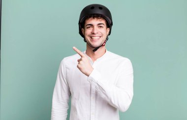 Yetişkin bir adam heyecanlı ve şaşırmış görünüyor. şehir motosiklet sürücüsü konsepti