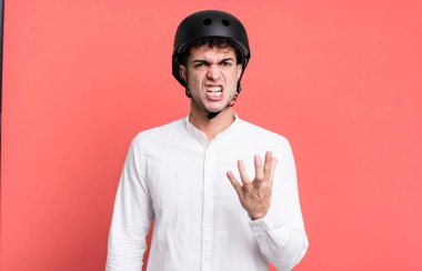 Yetişkin bir adam sinirli, sinirli ve sinirli görünüyor. şehir motosiklet sürücüsü konsepti