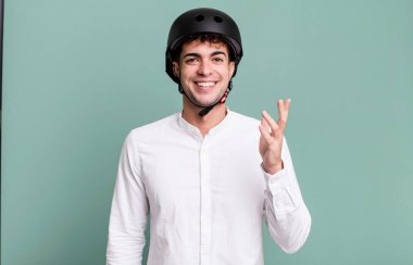 Yetişkin bir adam kendini mutlu hisseder, bir çözüm ya da fikir bulduğunda şaşırır. şehir motosiklet sürücüsü konsepti