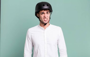 Yetişkin adam şaşkın ve şaşkın hissediyor. şehir motosiklet sürücüsü konsepti