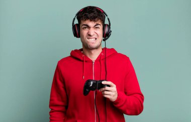 Yetişkin bir adam kafası karışmış ve kulaklıkla kontrol edemiyor. oyun konsepti