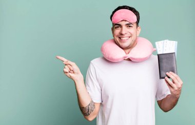 Yetişkin bir adam neşeyle gülümser, mutlu hisseder ve bir tarafı işaret eder. uçuş yolcu kavramı