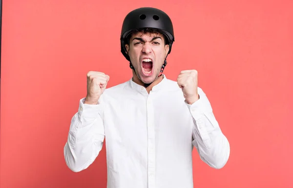 Dorosły Mężczyzna Krzyczy Agresywnie Gniewnym Wyrazem Twarzy Koncepcja Motocyklisty Miejskiego — Zdjęcie stockowe