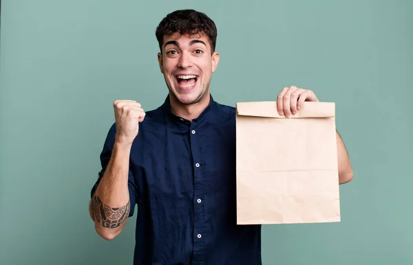 Dospělý Muž Cítí Šoku Směje Slaví Úspěch Odnést Snídani Papírový — Stock fotografie