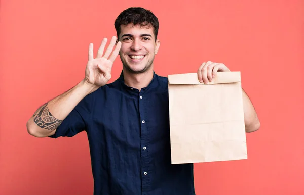 Dospělý Muž Usmívá Vypadá Přátelsky Ukazuje Číslo Čtyři Snídaní Papírový — Stock fotografie