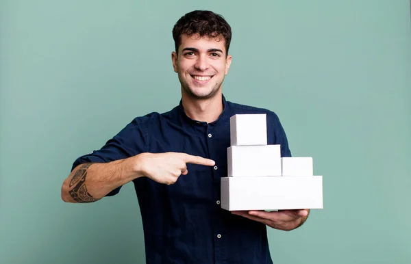Yetişkin Bir Adam Neşeyle Gülümsüyor Mutlu Hissediyor Boş Ürün Paketleriyle — Stok fotoğraf