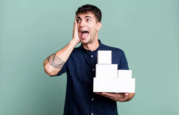 Yetişkin Bir Adam Mutlu Heyecanlı Boş Ürün Paketlerine Şaşırmış — Stok fotoğraf