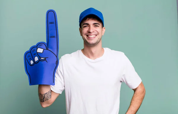 Ενήλικος Άντρας Χαμογελάει Ευτυχισμένος Χέρι Στο Γοφό Και Αυτοπεποίθηση Νο1 — Φωτογραφία Αρχείου