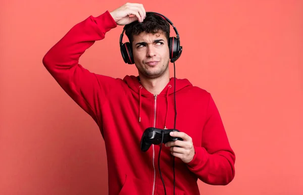 Hombre Adulto Sintiéndose Desconcertado Confundido Arañando Cabeza Con Auriculares Controlador —  Fotos de Stock
