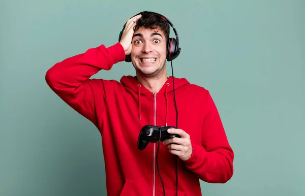 Dospělý Muž Cítí Stres Úzkost Nebo Strach Rukama Hlavě Sluchátky — Stock fotografie