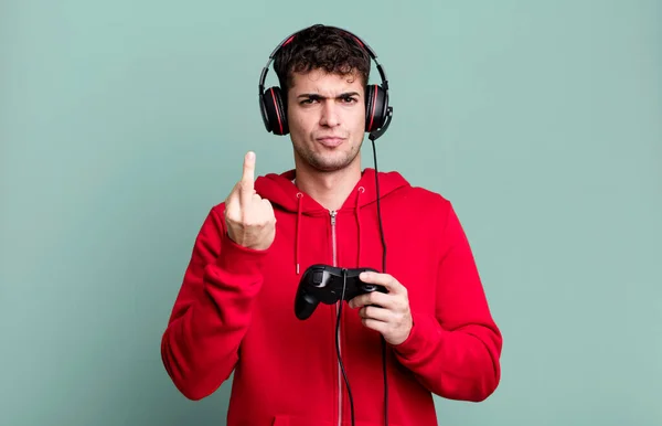Hombre Adulto Sintiéndose Enojado Molesto Rebelde Agresivo Con Auriculares Controlador —  Fotos de Stock
