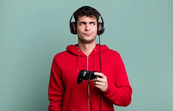 Hombre Adulto Encogiéndose Hombros Sintiéndose Confundido Incierto Con Auriculares Controlador —  Fotos de Stock