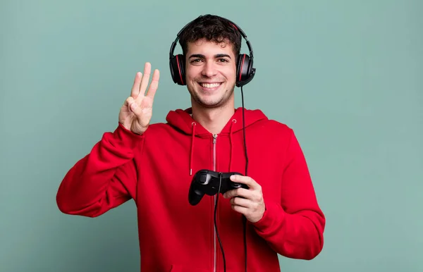 Hombre Adulto Sonriendo Buscando Amigable Mostrando Número Tres Con Auriculares —  Fotos de Stock