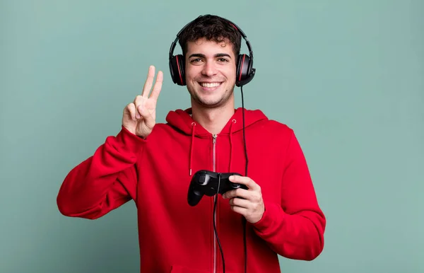 Hombre Adulto Sonriendo Buscando Amigable Mostrando Número Dos Con Auriculares —  Fotos de Stock