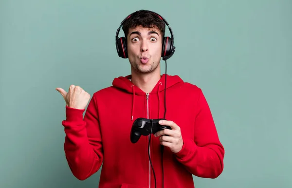 Hombre Adulto Mirando Asombrado Incredulidad Con Auriculares Controlador Concepto Jugador —  Fotos de Stock
