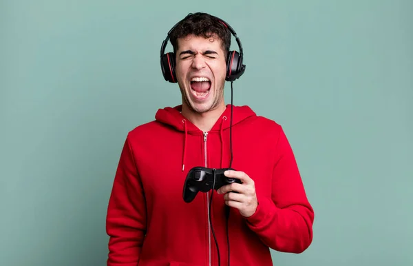 Dospělý Muž Křičí Agresivně Velmi Rozzlobený Sluchátky Ovladačem Koncept Hráče — Stock fotografie