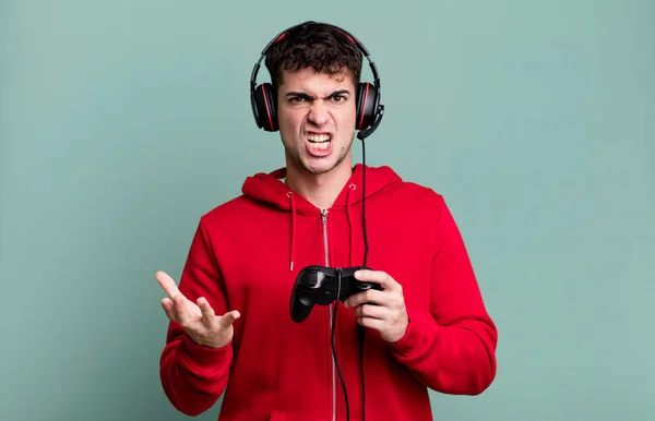 Hombre Adulto Mirando Enojado Molesto Frustrado Con Auriculares Controlador Concepto —  Fotos de Stock