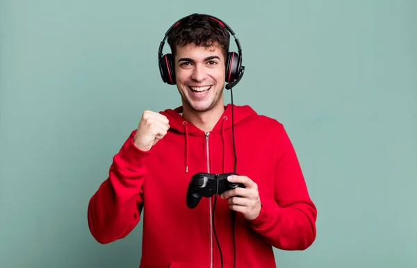 Hombre Adulto Sintiéndose Feliz Enfrentándose Desafío Celebrando Con Auriculares Controlador —  Fotos de Stock