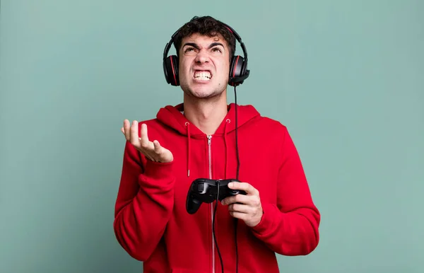 Dospělý Muž Vypadá Zoufale Frustrovaný Stresu Sluchátky Ovladačem Koncept Hráče — Stock fotografie