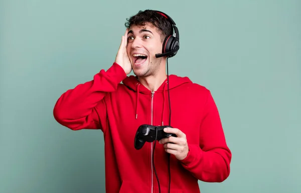 Dospělý Muž Pocit Šťastný Vzrušený Překvapený Sluchátka Ovladač Koncept Hráče — Stock fotografie