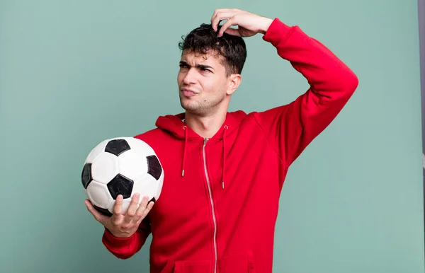Vuxen Man Känner Sig Förbryllad Och Förvirrad Kliande Huvud Fotboll — Stockfoto