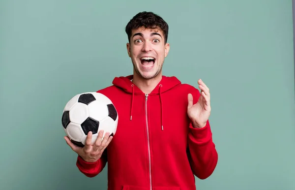 Hombre Adulto Sintiéndose Feliz Asombrado Por Algo Increíble Concepto Fútbol —  Fotos de Stock