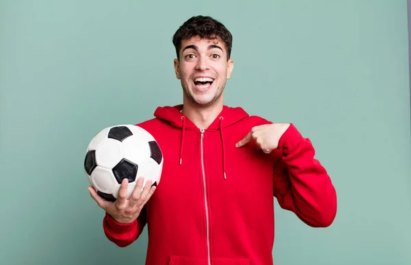Yetişkin Bir Adam Mutlu Hissediyor Heyecanla Kendini Işaret Ediyor Futbol — Stok fotoğraf