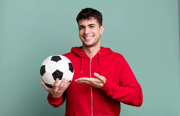 Взрослый Мужчина Весело Улыбается Чувствует Себя Счастливым Показывает Концепцию Футбол — стоковое фото