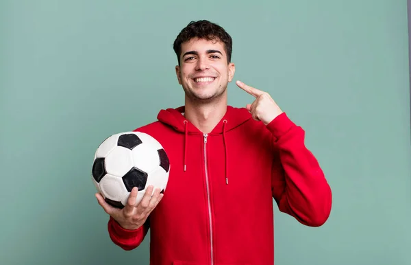 Yetişkin Bir Adam Kendi Gülüşünü Işaret Ederek Güvenle Gülümsüyor Futbol — Stok fotoğraf