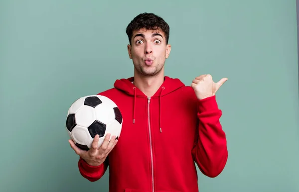 Yetişkin Adam Inançsızlıktan Şaşkın Şaşkın Bakıyor Futbol Spor Konsepti — Stok fotoğraf
