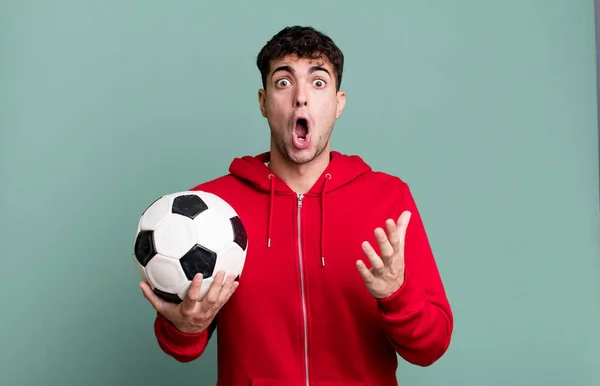 Vuxen Man Förvånad Chockad Och Förvånad Med Otrolig Överraskning Fotboll — Stockfoto