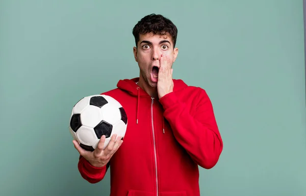 Hombre Adulto Sentirse Sorprendido Asustado Concepto Fútbol Deporte —  Fotos de Stock