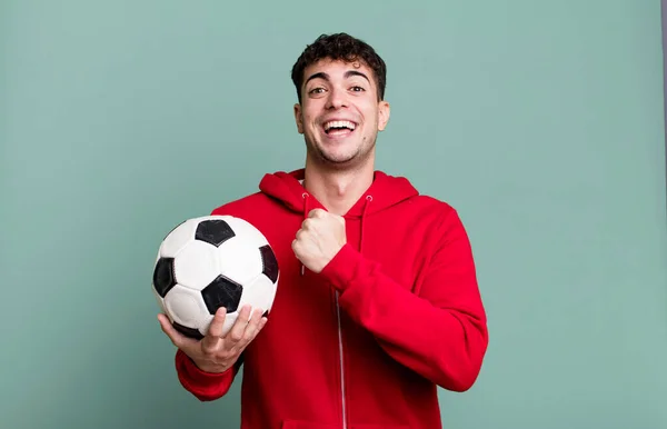 大人の男は幸せを感じ挑戦やお祝いに直面しています サッカーとスポーツのコンセプト — ストック写真